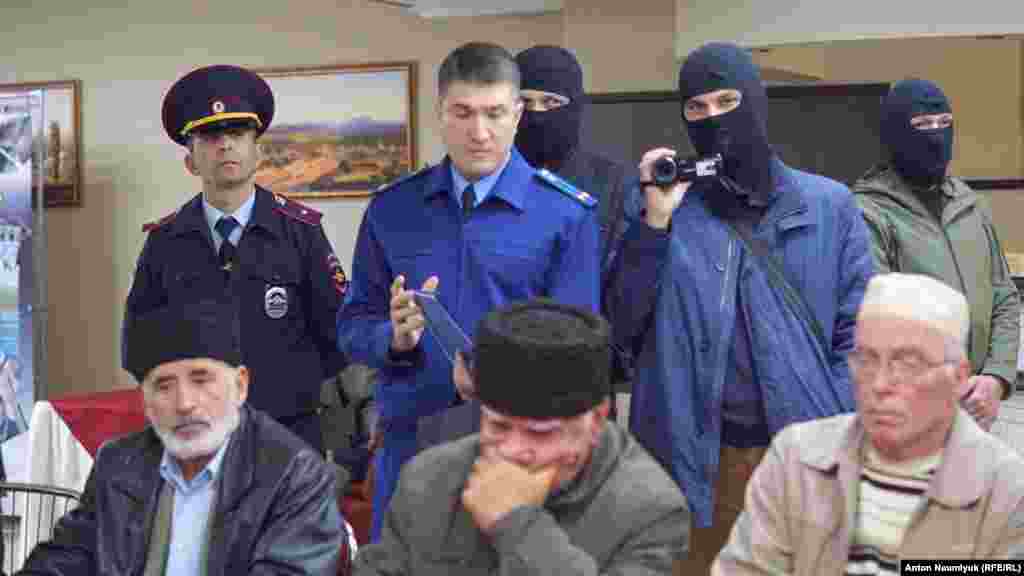 Російські силовики увірвалися на засідання активістів правозахисного руху «Кримська солідарність». Співробітники російської поліції та прокуратури, а також невідомі в масках намагалися зірвати зібрання кримськотатарських правозахисників і адвокатів ув'язнених кримчан. Сімферополь, 27 жовтня 2018 року. Автор фото з міркувань безпеки підписався псевдонімом – Ебазер Пінхас.