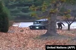 Kjo është një fotografi e marrë nga një video e publikuar nga Komanda e Kombeve të Bashkuara më 22 nëntor 2017, që shfaq dezertorin e Koresë së Veriut duke ikur nga vetura në Zonën e Përbashkët të sigurisë në Zonën e Çmilitarizuar.