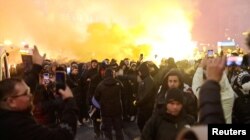 Suporterii echipei israeliene Maccabi Tel Aviv demonstrând la Amsterdam cu petarde înaintea meciului Ajax (captură pe pe rețele).