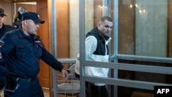 Ґордон Блек (праворуч), який перебував на службі в Південній Кореї, був заарештований у травні 2024 року у Владивостоці