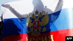 Украина -- Донецк менен Лугансктагы "референдумду" колдоо митингинде Орусия желегин көтөрүп турган аял. Симферополь, 11-май, 2014.