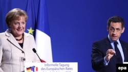 Angela Merkel și Nicolas Sarkozy la conferința de presă după summitul UE despre situația Greciei