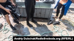 На базі бійці перевдягаються та миють у прісній воді спорядження та гідрокостюми від морської солі