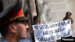 Օտարալեզու դպրոցների բացման մասին օրինագծի դեմ բողոքի ցույցը Կառավարության շենքի մոտ: 7-ը հունիսի, 2010թ.