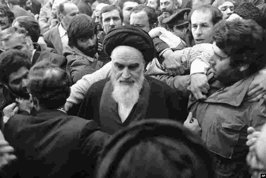 Khomeini este înconjurat de susținătorii săi, adunați la aeroportul din Teheran. &nbsp;