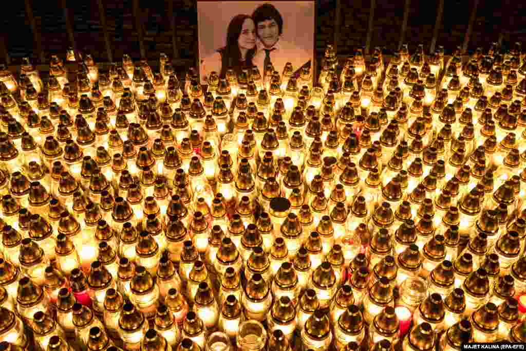 Sute de lumânări au fost aprinse pe 28 februarie, în fața clădirilor guvernamentale din Bratislava, în memoria jurnalistului slovac ucis Jan Kuciak. Trupul lui Kuciak și al prietenei lui, Martina Kusnirova, au fost găsite în casa lor din Velka Maca, în estul capitalei. Amândoi au fost împușcați. Reporterul de 27 de ani lucra pentru site-ul de știri slovac Aktuality.sk și documenta subiecte legate de evaziunea fiscală. Poliția suspectează că jurnalistul a fost ucis din cauza investigațiilor sale. (epa-EFE / Matej Kalina)