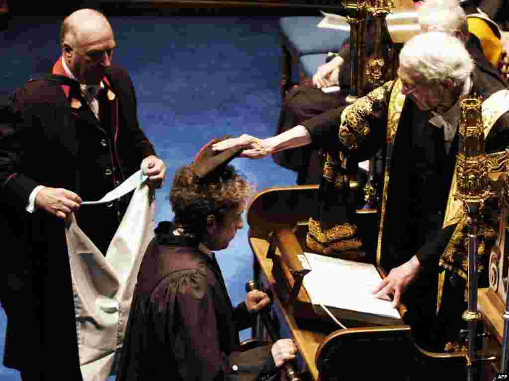 Dylan receives an honorary degree of Doctor of Music from Sir Kenneth Dover, chancellor at the University of St. Andrews, on June 23, 2004.