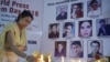O jurnalistă din India aprinde lumînări pentru jurnaliștii uciși în atentatul sinicigaș din aprilie. Între ei se aflau doi reporteri care lucrau pentru serviciul afgan al EUropei Libere și o instructoare de presă.
