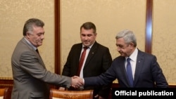 «Ժառանգություն» կուսակցության փոխնախագահ Արմեն Մարտիրոսյանն ու և ԱԺ «Ժառանգություն» խմբակցության ղեկավար Ռուբիկ Հակոբյանը նախագահ Սերժ Սարգսյանի հետ հանդիպման ժամանակ, 11-ը մարտի, 2015թ. 