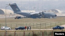 Militari americani și turci la baza aeriană Incirlik de la Adana