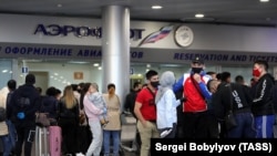 Орусиядагы аба майданындагы кыргызстандык мигранттар. (архивдик сүрөт)