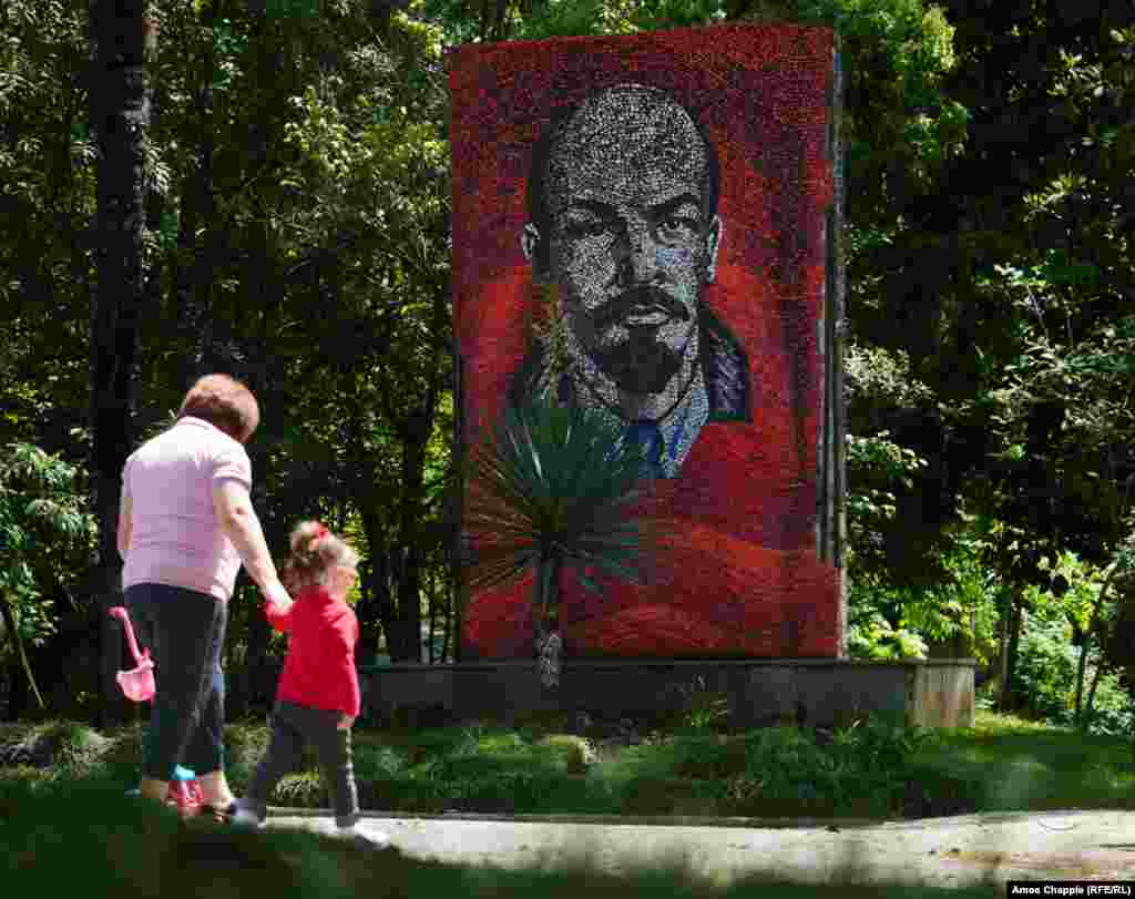  A Lenin mural in the grounds of an old sanatorium. 
