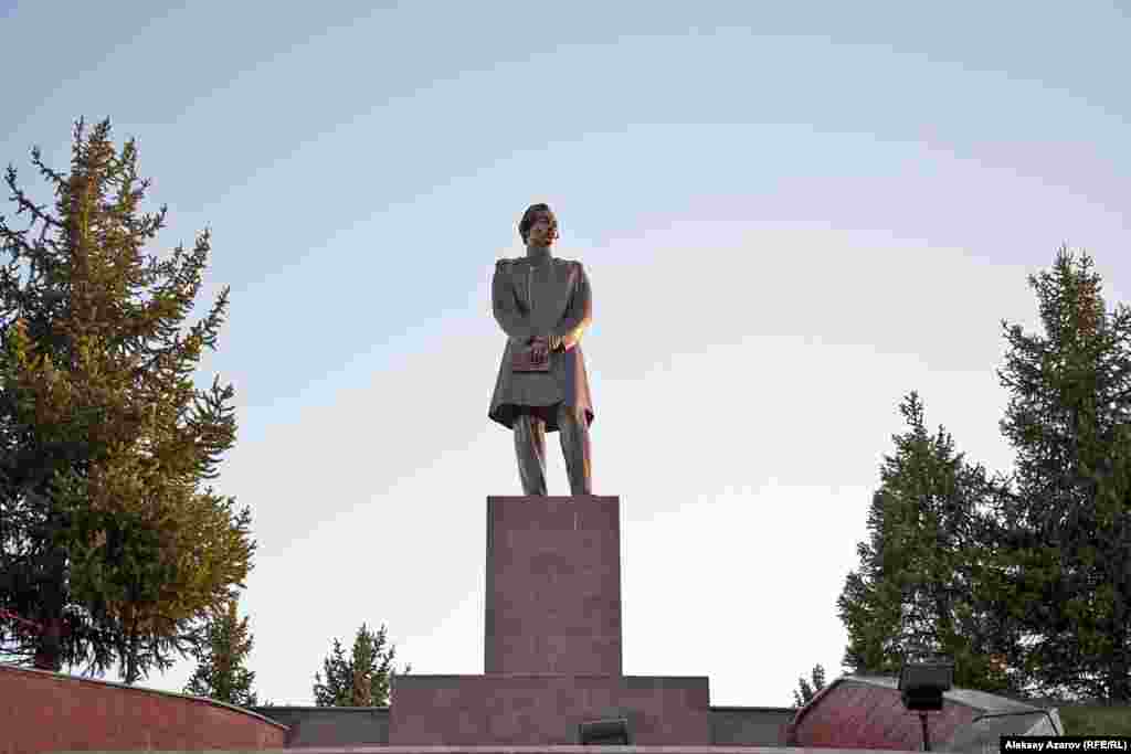 Памятник Чокану Валиханову более крупным планом.&nbsp; &nbsp;