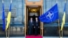 Ілюстраційне фото. Президент України Петро Порошенко під час зустрічі з генеральним секретарем НАТО Єнсом Столтенберґом у Києві. Вересень 2015 року