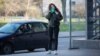 Аліса вдягає маску перед тим, як увійти до супермаркету біля метро Героїв Дніпра