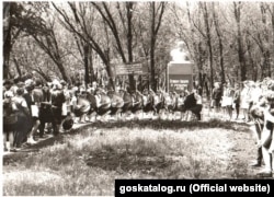 Жовтий Клин. Виступ українського ансамблю бандуристок біля пам'ятника Тарасу Шевченку в селищі міського типу Самійлівка Саратовської області. 1980-і роки