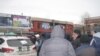 Сокинон дар навбати харидани доллар. Акс аз бойгонӣ