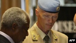 Emisarul internațional pentru Siria, Kofi Annan, după sosirea sa la Damasc, discutând cu şeful misiunii observatorilor ONU, generalul Robert Mood. 