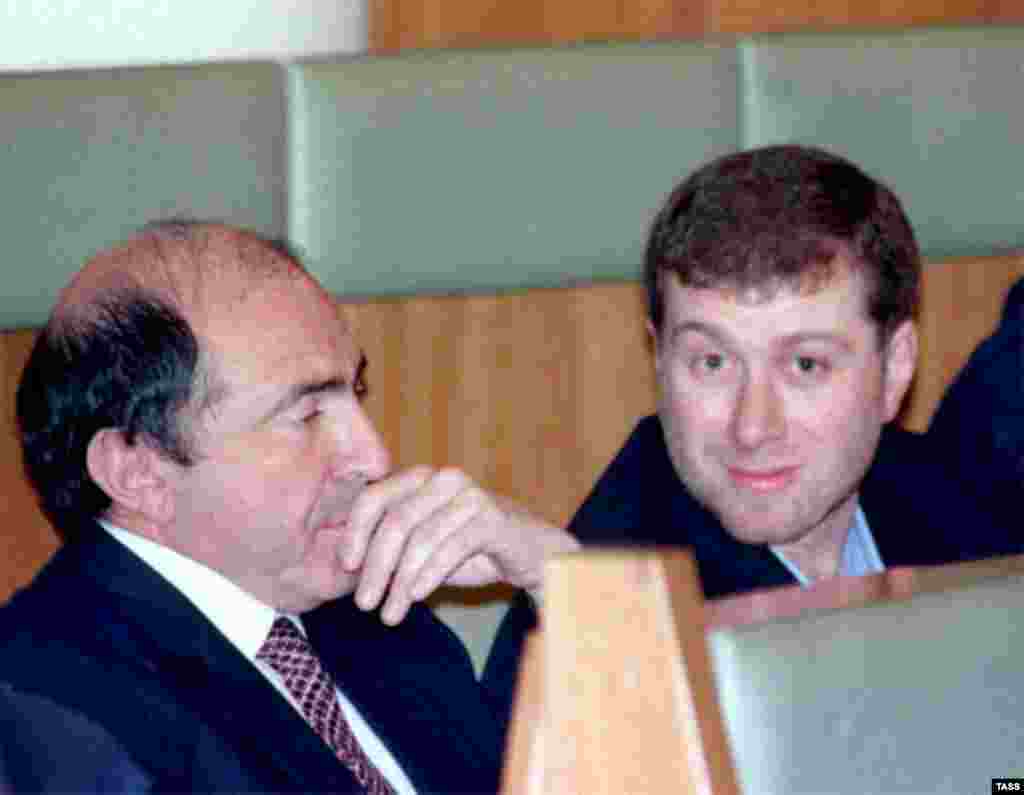 Magnatul petrolier şi media Boris Berezovski şi oligarhul Roman Abramovici, la o şedinţă &icirc;n plen a Dumei de Stat a Rusiei, &icirc;n decembrie 1999. &Icirc;n 2012, Berezovski a fost obligat de un tribunal de la Londra să-i plătească lui Abramovici cheltuieli de judecată de 56 de milioane de dolari, &icirc;ntr-un proces pe care Berezovski l-a pierdut şi &icirc;n care i-a pretins lui Abramovici peste 5 miliarde de dolari drept compensaţie pentru pierderea părţii sale de acţiuni &icirc;n compania petrolieră Sibneft.