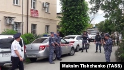 Ոստիկանները զննում են վայրը, որտեղ տղամարդը գնդակահարել է դատական կարգադրիչներին, Սոչի, 9 հունիսի, 2021թ. 