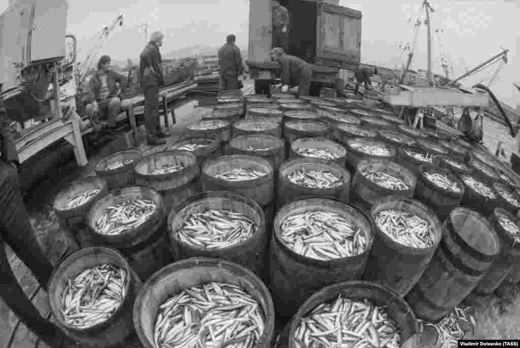 Barrels of fish being prepared for airlift into Armenia from Soviet Kyrgyzstan. As foreign aid descended on Armenia, Gyumri&#39;s airport, which usually received around four arrivals per day, was soon fielding as many as 180.