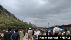 د پاکستان او افغانستان ترمنځ هره ورځ په سلګونه ګاډي او په زرګونه مسافر نه یوازې ځي راځي بلکې پر پاسپورټونو د وتو او ننوتو ټاپو لګولو لپاره په قطارونو کې ولاړ وي.(انځور: ارشیف)