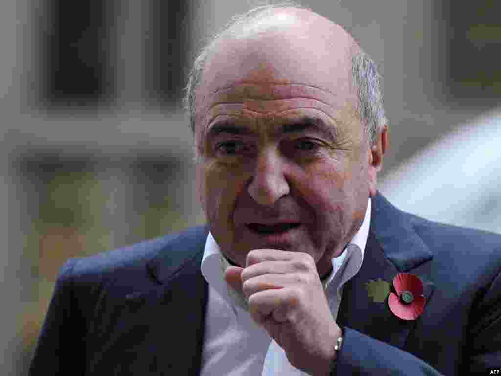Boris Berezovski soseşte la &Icirc;nalta curte justiţie de la Londra pentru audieri &icirc;n procesul &icirc;mpotriva lui Roman Abramovici şi a companiei petroliere Sibneft.