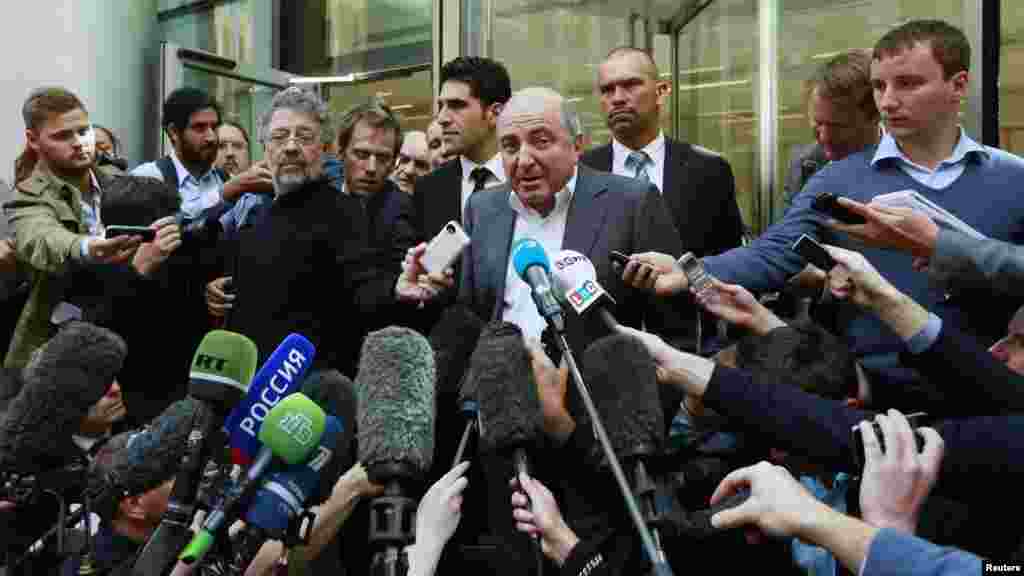 Boris Berezovski în faţa presei, după ce a pierdut bătălia în justiţie împotriva lui Abramovici, august 2012.
