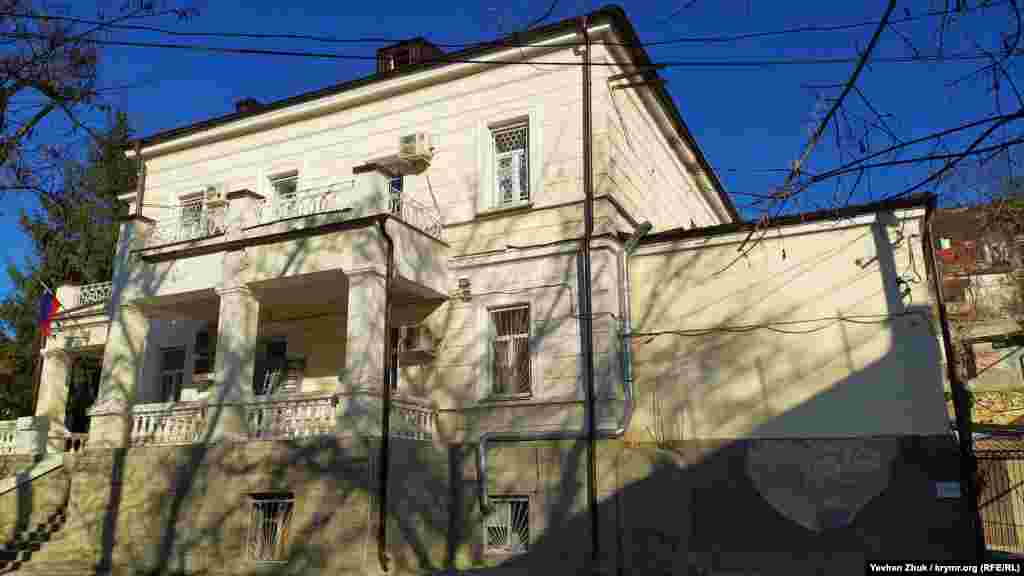 Під номером 2 на вулиці Герасима Рубцова – колишня будівля балаклавської міської управи, яка формує вигляд площі. Побудована у 1890 році на кошти генерал-майора Олександра Миколайовича Вітмера, військового історика, викладача академії генерального штабу, мецената. Їдучи на проживання до Ялти, Вітмер подарував свій будинок місту. На першому поверсі будівлі з 1896 року розташовувалася міська бібліотека, на другому – міська управа. За радянської влади будівля використовувалася в адміністративних цілях, при Україні в ньому розміщувався районний суд, зараз також суд, але вже російський