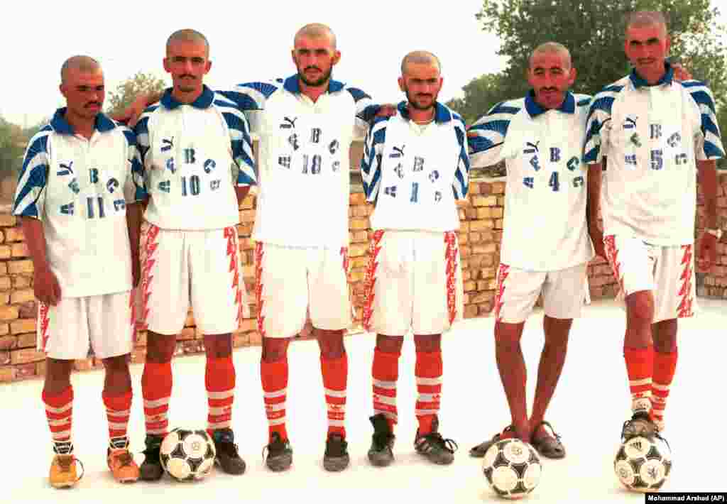 Membrii unei echipe de fotbal din Pakistan, rași pe cap de talibani, în semn de pedeapsă. Fotbaliștii erau obligați să-și acopere trupurile în timpul meciurilor. Alți sportivi, precum boxerii, erau forțați să găsească o cale de mijloc între regulile stricte ale talibanilor și normele generale ale sportului. Când doi boxeri afgani au plecat în Pakistan pentru un turneu, arbitrii le-au cerut să-și radă barba. Temându-se de reacția talibanilor, bărbații și-au păstrat barba și s-au întors acasă fără a da o singură lovitură.