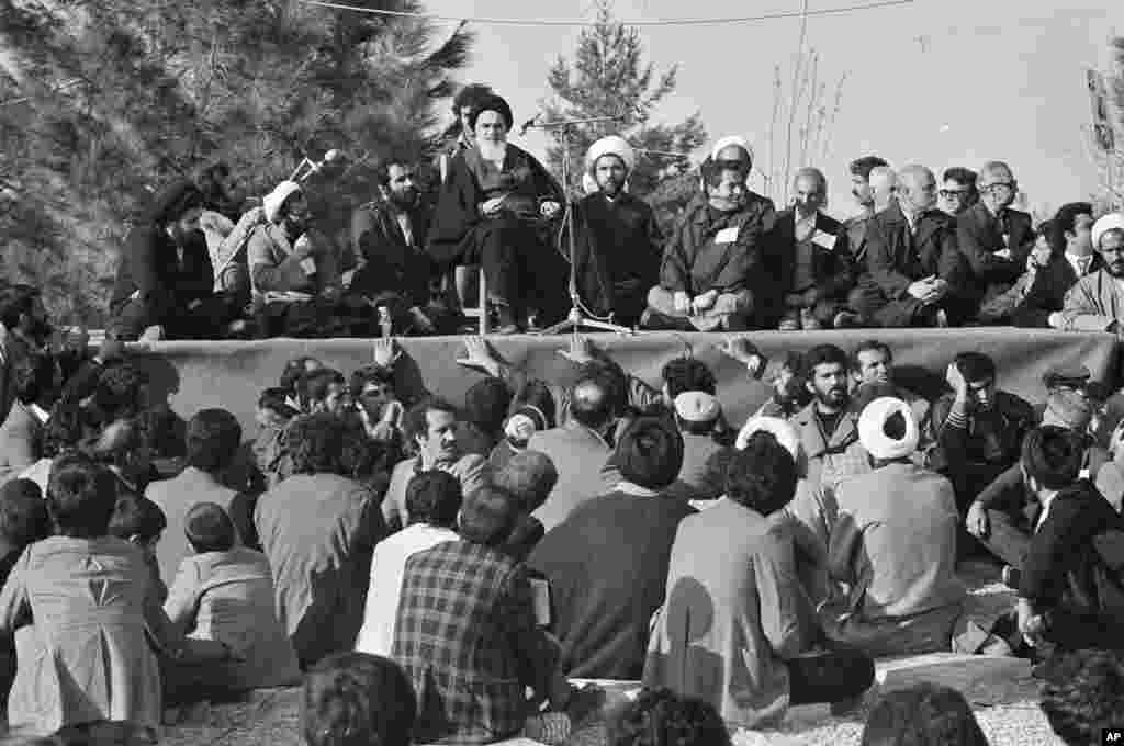 Khomeini ține un discurs la cimitirul Behesht-e Zahra după întoarcerea sa din exil.