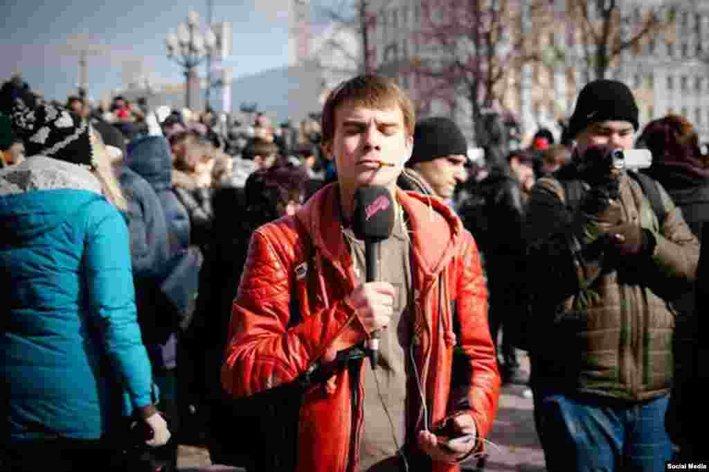 Romensky, a journalist with an independent television channel in Russia. Like Beroyeva, he hadn't met Pavlensky. But one week before the artist's planned "action," Pavlensky contacted Romensky and gave him the address of a 24-hour "Chocoladnitza" cafe in central Moscow. Knowing nothing more, Romensky says, he agreed to meet the artist with his video camera. "I still have no idea why he chose me."