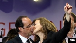François Hollande și Valerie Trierweiler sărbătoresc victoria la Place de la Bastille la Paris