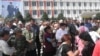 Кадырбаев 2010-жылы 13-майда Убактылуу өкмөткө каршы чыгып, Ош облустук акимчилигин басып алгандардын башында тургандардын бири деп айыпталган. Сүрөттө: Оштогу митинг,13-май, 2010.