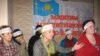 Активисты движения "Оставим жилье народу" проводят акцию протеста. Алматы, 20 января 2009 года.