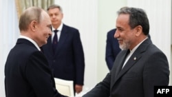 Presidenti i Rusisë, Vladimir Putin (majtas) dhe ministri i Jashtëm i Iranit, Abbas Araqchi, gjatë një takimi në Kremlin më 23 qershor.