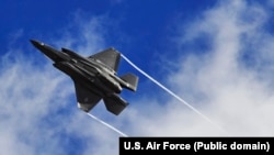 F-35 մարտական օդանավի ուսումնական թռիչքը, Լյուսքի ռազմական օդակայան, Արիզոնայի նահանգ, արխիվ