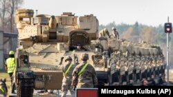 Баявыя машыны пэхоты ЗША прыбываюць на вучэньні па палігон Пабрадэ ў Літве, кастрычнік 2019