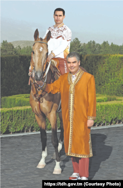 Serdar Berdimuhamedow (at üstünde) we Gurbanguly Berdimuhamedow (TDH-nyň suraty)