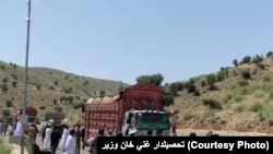 غلام خان بندر کې له توکو ډکې لارۍ