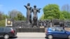 Монумент слави обгороджують у Львові, 23 квітня 2018 року