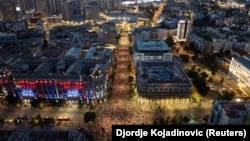 Demonstrues antiqeveritarë në një protestë të thirrur në Beograd nga nxënësit e shkollave të mesme, më 1 shtator 2025.