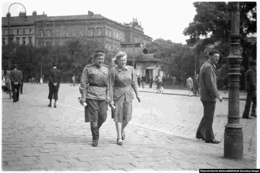Membră a Armatei Roșii se plimbă cu o prietenă în cetrul Vienei în 1946. Suburbiile de vest ale Vienei erau împărțite în trei sectoare: britanic, american, francez, în timp ce Uniunea Sovietică ocupa estul Vienei. Soviet Union held Vienna's east.