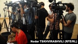 Грузинские журналисты требуют отменить ограничения, согласно которым в день голосования на выборах проводить фото- и видеосъемку на избирательном участке можно только в течение 10 минут