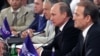 Керівник проросійської організації «Український вибір» Віктор Медведчук (праворуч), а поруч президент Росії Володимир Путін на конференції «Православно-слов’янські цінності – основа цивілізаційного вибору України», що відбулася трохи більше ніж за півроку до початку збройної агресії Росії проти України. Київ, 27 липня 2013 року