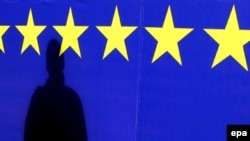 Pregătiri pentru celebrarea intrării în UE la București (2006)...