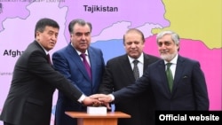 
تاجکستان: تورسونزودا ښار، تاجک ولسمشر، د افغانستان، پاکستان او کرغیزستان لومړي وزیران د کاسا- ۱۰۰۰ پروژې پرانستنه کوي.
