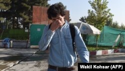 له جرمني ایستل شوی یو افغان له کابل هوايي ډګره بهر روان دی - د ۲۰۱۷ز د سېپټېمبر ۱۳مې انځور.