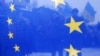 Крізь прапор ЄС проглядаються протестувальники під час Революції Гідності. Київ, 17 грудня 2013 року 