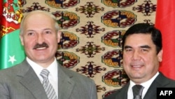 Gurbanguly Berdimuhamedow we Alýaksandr Lukaşenka. Arhiwden alnan surat, 2009-njy ýyl. Aşgabat.